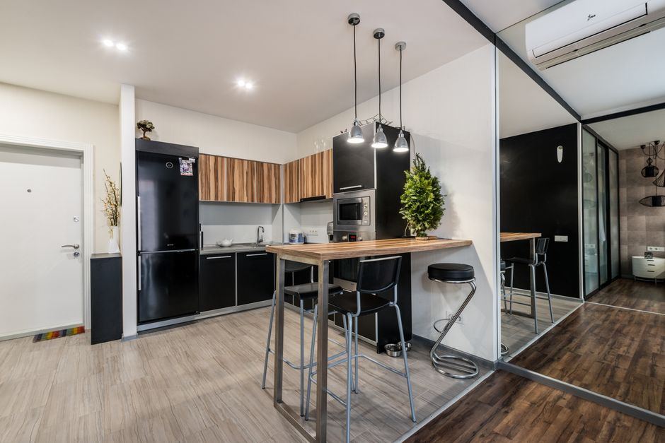 Een stijlvolle minibar koelkast in een luxe hotelkamer, gevuld met drankjes en snacks voor optimaal comfort.
