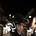 Een vrouw gebruikt een LED halsmasker voor huidverjonging en verbetering van de huidtextuur.