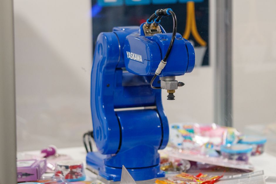 Een industriële robotarm uitgerust met 3D-camera's voor nauwkeurige productassemblage in een moderne fabriek.